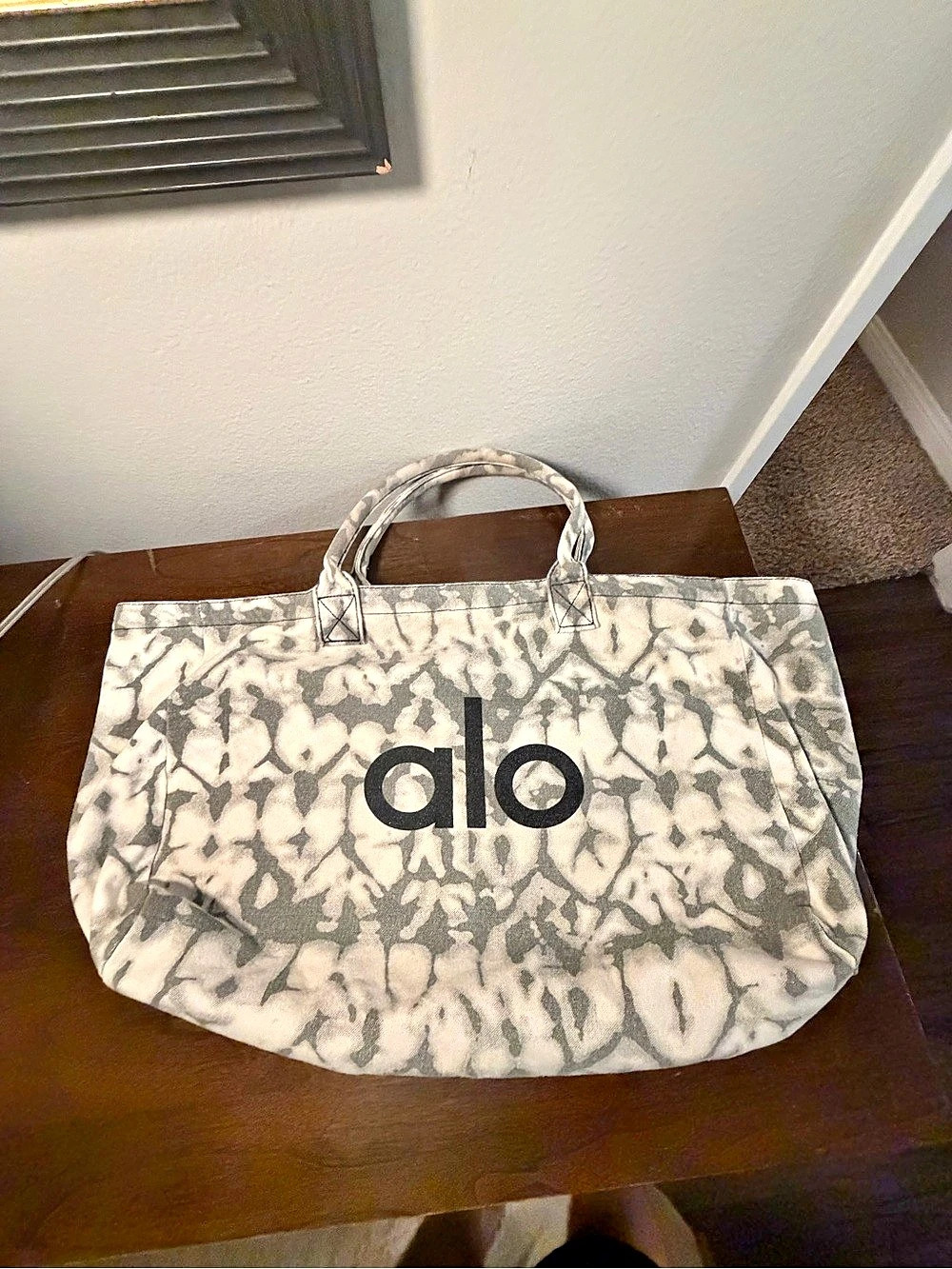 alo Yoga Women's Tote Duffel Bag in White & Gray Like New